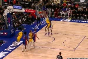 活力十足！范德比尔特积极拼抢 顺势将球点给海斯助后者起飞暴扣