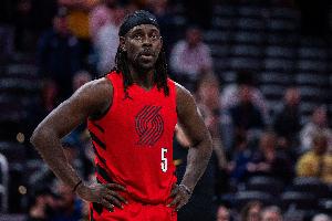 6个失误不应该!霍勒迪半场6中4拿下8分3板4助