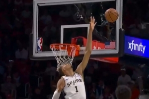 这怎么玩？小米切尔突破提前抛投 文班补防长舒猿臂直接摘帽！