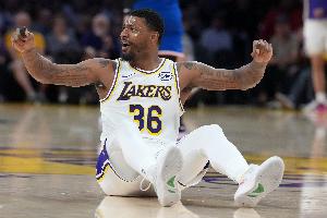 雷迪克:斯玛特上一场打魔术右髋部和右脚踝受伤 目前为每日观察