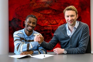 药厂总监谈与泰拉续约：他是场上关键贡献者，更衣室极其重要一员