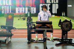 曼联官方：多尔古在基地进行了力量和体能训练，力争在本赛季回归