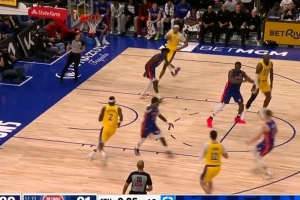 太帅了！詹姆斯不看人跳起击地炸传范德比尔特暴扣