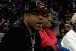 费城名宿!艾弗森在76人主场观战球队对阵雷霆比赛!