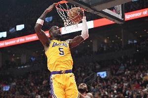 效率还是很高!艾顿6投5中&三分4中3 砍下13分10篮板