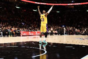 老詹为何还在打?皮尔斯:纯粹因为热爱 不然不会花这么多钱保养