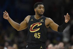 米切尔：赛季初我们在尝试不同防守 相信最后阶段能提升