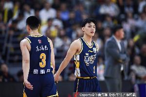 你俩到底怎么了？胡明轩&徐杰半场合计11中2 “合砍”5分2板1助