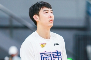 媒体人：广东可以考虑签回张明池 外援就能直接找后卫了