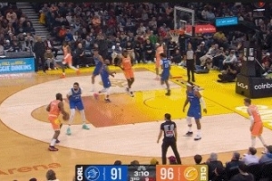 哈哈哈笑死！比塔泽无奈背手防守 但哈登控运突破时还是造成犯规