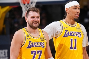 21分10板！雷迪克：队友都知道海斯挡拆顺下的威胁 都会给他传球