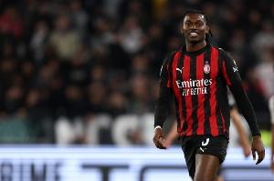 莱奥发布乘坐飞机离开意大利照片！米体：他去找专家治疗耻骨炎