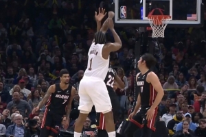 被扑倒了！哈登三分造成维金斯犯规 随后三罚稳稳全中