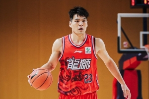 媒体人：陈国豪&张文杰&徐昕都有很好的发挥 广州还有成长的空间