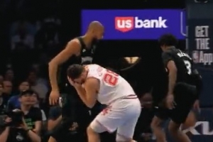 看着挺疼！戈贝尔击中申京面部 被吹进攻犯规&没有升级