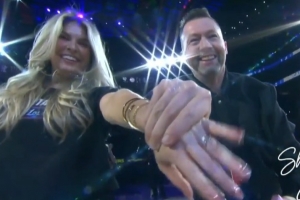 浪漫又幸福!活塞主场暂停期间 有球迷现场求婚&疯狂展示钻戒~