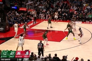 这是图什么?字母哥哥换防霍勒迪 竟然背着手防守...