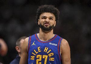 遇神杀神!贾马尔·穆雷中路突击挑篮得手 已砍45分打停独行侠