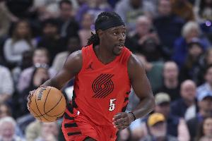 神准且全能！霍勒迪半场4记三分球拿下13分4板5助1断