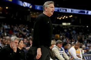 芬奇:麦克丹尼尔斯防守杜兰特时克服了一堆非法掩护