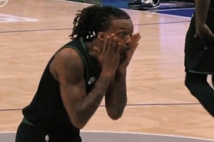 一脸不可思议!海兰德撞倒芬尼·史密斯被吹犯规 森林狼挑战成功