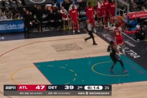 不错的嗅觉！库明加机警抢断 反击轻松双手扣空篮！