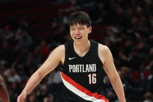 9中9砍20+9+5！杨瀚森发博：我拍了拍自己的头 干得漂亮 继续努力