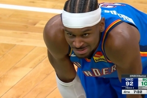 两个人都笑了！杰伦·布朗强攻亚历山大对抗打成2+1