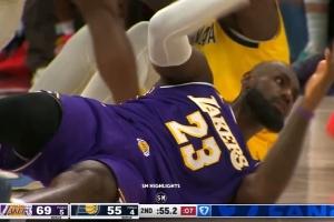 詹姆斯摊手起身冲向裁判 镜头突然切克拉克微笑拍照