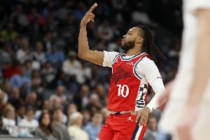 赚了！不是哈登不好 但快船得到了位和哈登一样但年轻十岁的球员