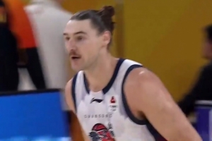 表现很不错！斯蒂尔迎山东首秀 半场6中5高效拿到11分7板