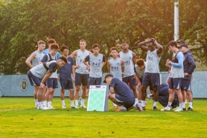 围在一起的这一刻 比战术更重要的,是彼此,适合一直放在屏幕里