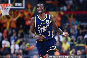 太猛了!萨姆纳首节6分钟7中5高效砍下13分1板2断