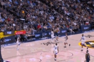 他会魔法吧!约基奇中场超远压哨三分球弹了三下入筐