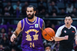 火力全开！里勒20投12中&罚球9中6砍35分3板1助1帽 得分全场最高