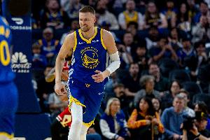 高炮台！波尔津吉斯半场9中4拿到12分4板 三分6中3