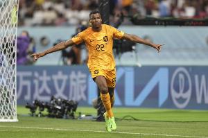 邓弗里斯：库普梅纳斯喜欢内切，这让我在边路获得更多空间