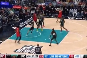 神兵天降!申京抛投不中 阿门腾空暴起单臂战斧补扣