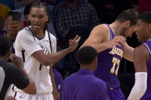 要停赛了！东契奇和扎威发生肢体纠缠 被吹进攻犯规&双方技犯