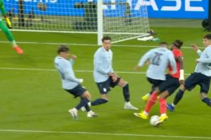 希望无大碍!马杜埃凯被乌拉圭球员撞倒,随后被换下