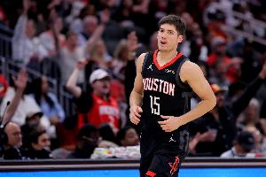 身手全能！谢泼德半场10中4拿到10分5板3助4断1帽 正负值+4