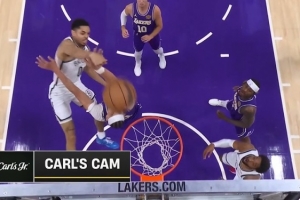 好在是年轻！米诺特突破隔着海斯砸扣2+0重摔臀部 调整后继续打