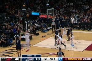 球进灯亮!斯特鲁斯压哨三分命中 率队将优势扩大到35分