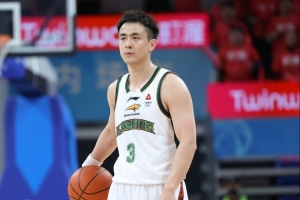 主打组织!赵继伟半场2中0没得分送出5助攻 正负值+4