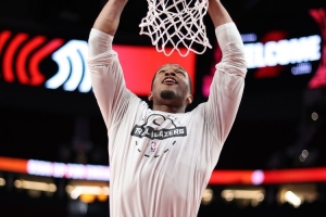 助攻小杨价值千金！扬布拉德12中9&三分4中3砍下34分6板3助