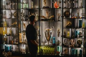 赢家！萨拉赫社媒晒与奖杯柜合影，9年红军生涯夺9冠+4次英超金靴