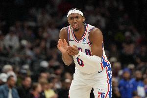 马克西:我开始还想跟着比赛节奏打 队友们都让我放开去发挥