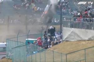 吓人！F1日本站垫赛发生严重事故，赛车腾空翻滚飞出赛道护栏外