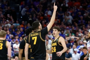 绝杀卫冕冠军后,他单手指天把胜利送给去世的父亲