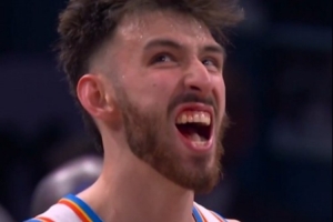 看着都疼！唐斯强攻手肘砸中切特面部 被吹一级恶意犯规